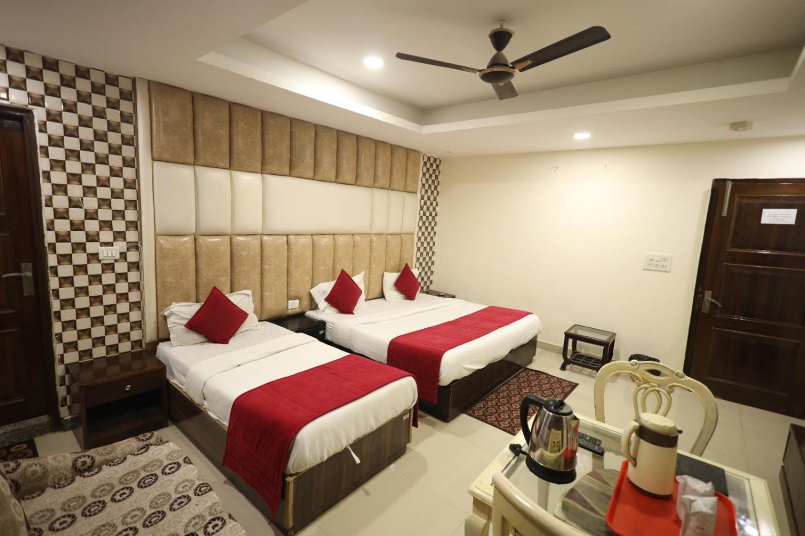 Hotel Paramont Near Airport 4*