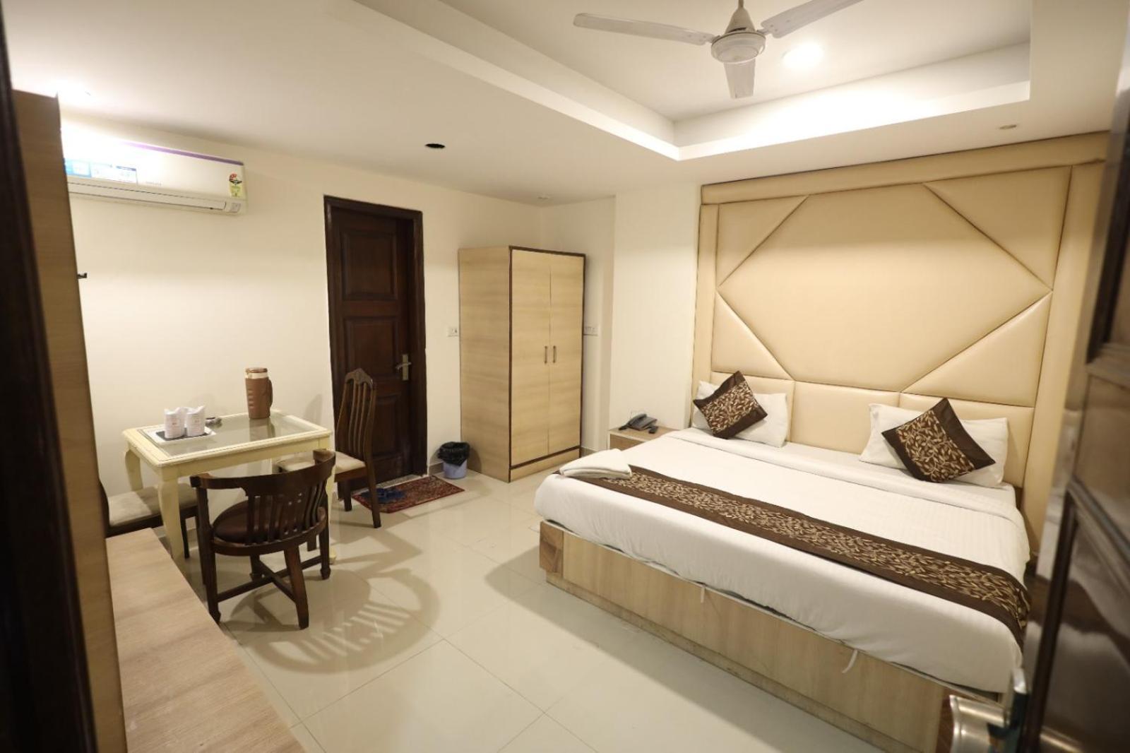 Hotel Paramont Near Airport 4*